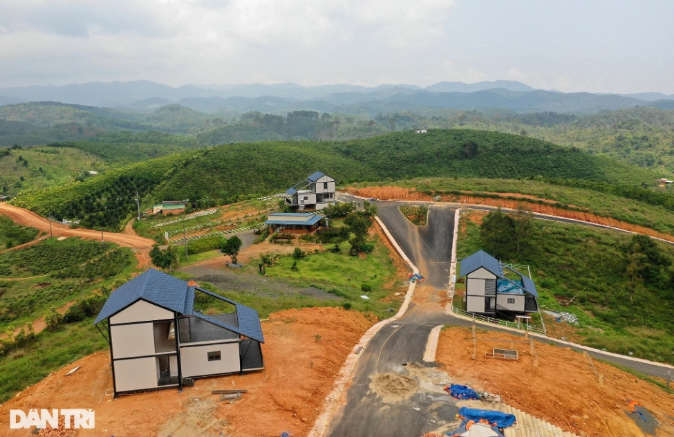 Hình ảnh nhiều căn biệt thự được quảng cáo là “dự án The Tropicana Garden 2” xây dựng trên những ngọn đồi. Tuy nhiên, cơ quan chức năng khẳng định trên địa bàn xã B'Lá không có dự án nào mang tên như thế này. (Ảnh: Dân Trí).