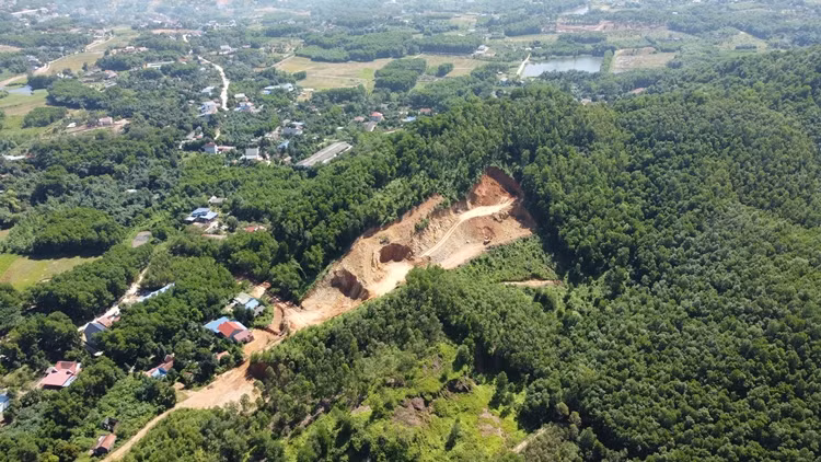 Trước đó, trả lời báo chí ông Dương Văn Hùng - Phó Chủ tịch UBND xã Thành Công cung cấp thông tin trả lời báo chí rằng, để xảy ra việc người dân "xẻ" đồi bán đất là do lực lượng mỏng?