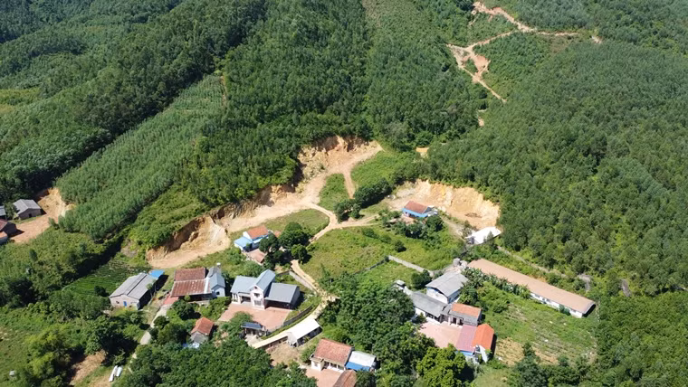 Quả đồi tại khu vực nhà của một trưởng thôn trên địa bàn xã Thành Công cũng bị đục khoét lấy đất bán trái phép.