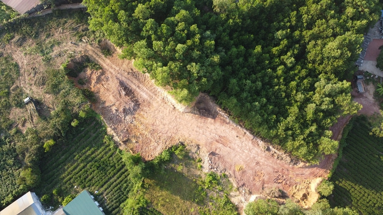 Thực tế người dân cho biết, tình trạng đào đồi, khoét núi lất đất bán ở xã Thành Công diễn ra công khai, nhộn nhịp cả ngày lẫn đêm, thậm chí có hiện tượng chính quyền buông lỏng quản lý.