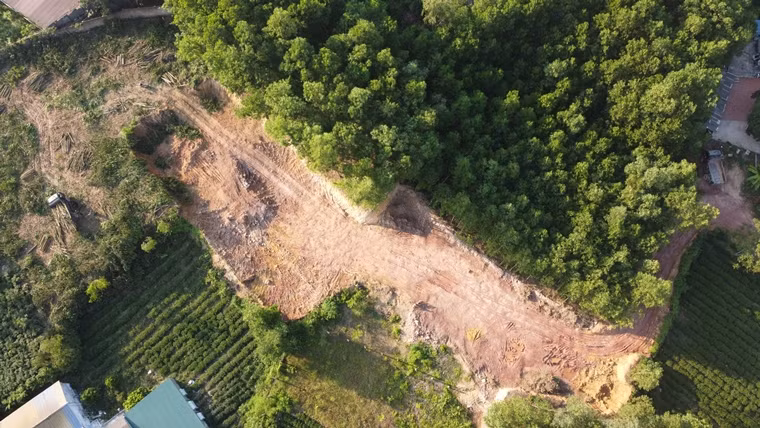 Thực tế người dân cho biết, tình trạng đào đồi, khoét núi lất đất bán ở xã Thành Công diễn ra công khai, nhộn nhịp cả ngày lẫn đêm, thậm chí có hiện tượng chính quyền buông lỏng quản lý.