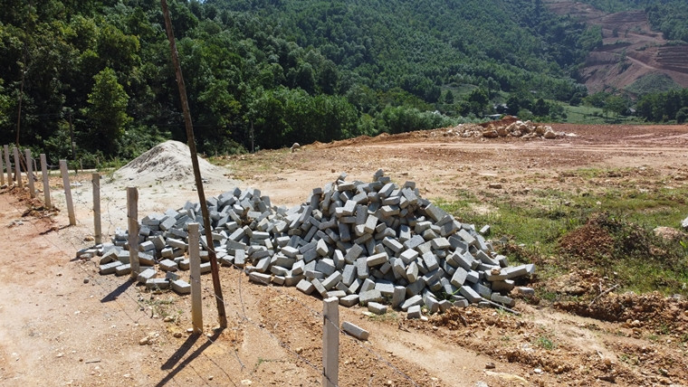 Vật liệu xây dựng được chất đống để chuẩn bị cho hoạt động xây dựng sau khi đồi được "cạo trọc", san gạt lấp bằng.