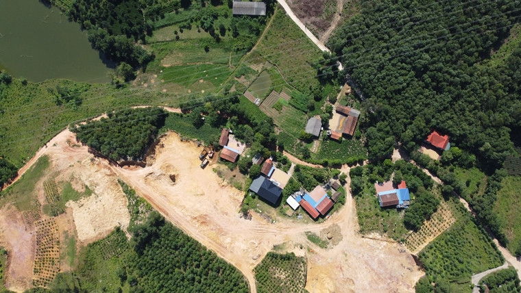 Tình trạng khai thác đất trái phép diễn ra công khai, nhộn nhịp cả ngày lẫn đêm nhưng không thấy chính quyền sở tại có biện pháp ngăn chặn, xử lý kịp thời.