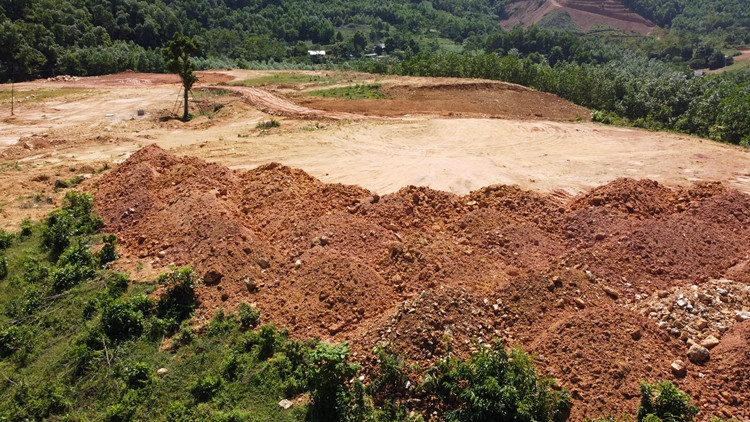 Đáng chú ý nhất là quả đồi với diện tích vài ha, trước đây vốn được phủ cây xanh nhưng nay đã bị "cạo trọc", san lấp, làm biến dạng địa hình.