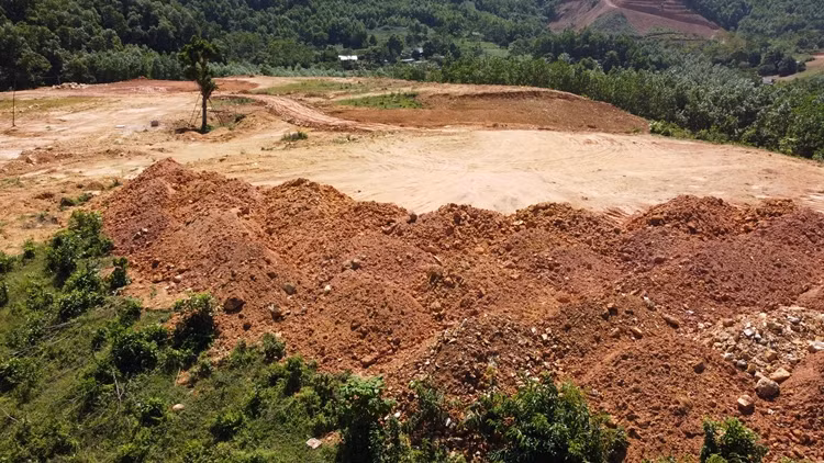 Đáng chú ý nhất là quả đồi với diện tích vài ha, trước đây vốn được phủ cây xanh nhưng nay đã bị "cạo trọc", san lấp, làm biến dạng địa hình.