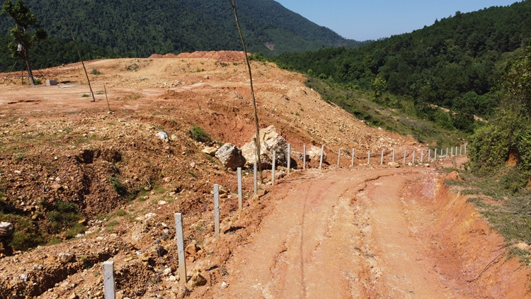 Đồi núi bị "lở loét" ở xã Thành Công.