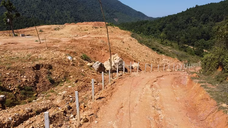 Đồi núi bị "lở loét" ở xã Thành Công.