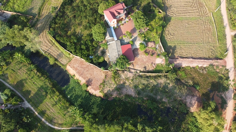 Một số hộ mua đất đồi khai thác trái phép để lấp suối - ao, lấn chiếm đất.