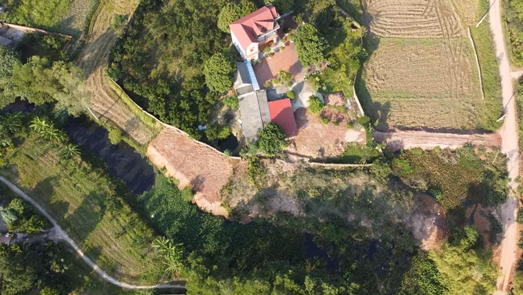 Một số hộ mua đất đồi khai thác trái phép để lấp suối - ao, lấn chiếm đất.