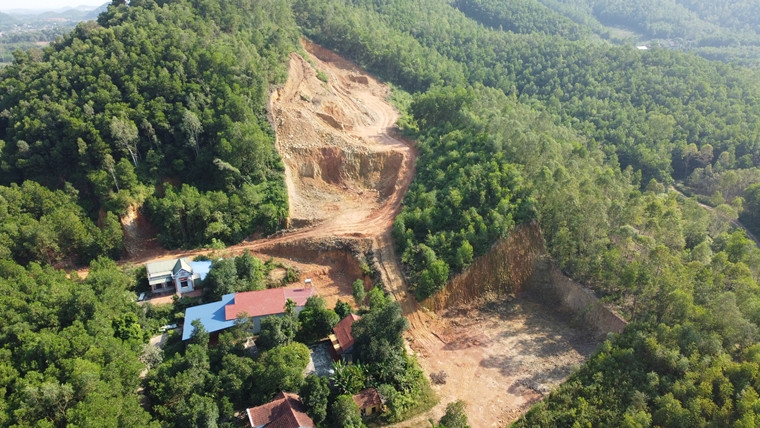Một quả đồi khác tại thôn Ao Sen bị đào sâu hàng chục mét, lộ ra những lớp đất.