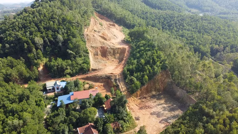 Một quả đồi khác tại thôn Ao Sen bị đào sâu hàng chục mét, lộ ra những lớp đất.