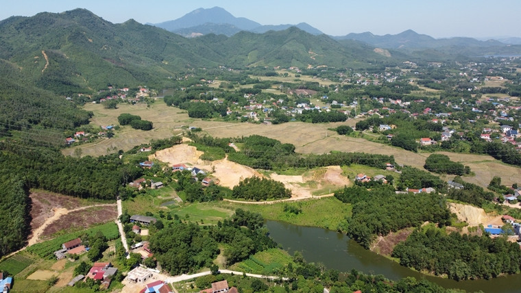 Như Báo Tri thức và Cuộc sống đã phản ánh, tại các thôn Ao Sen, Vạn Phú, Nhội, Động 2, xóm Đặt, Cầu Dài…, của xã Thành Công (TP Phổ Yên, Thái Nguyên) đã và đang xảy ra tình trạng đồi núi bị “xẻ thịt”, san gạt lấy đất bán trái phép gây thất thoát tài nguyên.