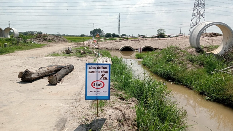 Các hạng mục của dự án chạy qua xã Lạc Vệ (huyện Tiên Du) đang khẩn trương được thi công.