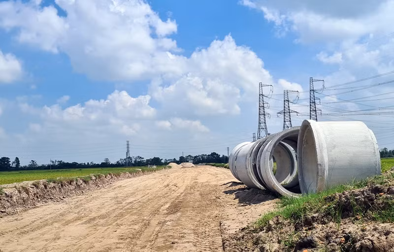 Cống thoát nước phục vụ dự án được tập kết nằm dài tại một đoạn đường công trình.