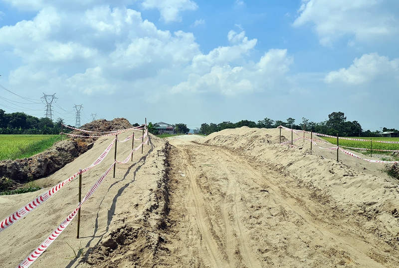 Với thực tế tại công trường, thì đoạn đường của dự án chạy qua xã Lạc Vệ (huyện Tiên Du) khó có thể hoàn thành trong tháng 10/2022.