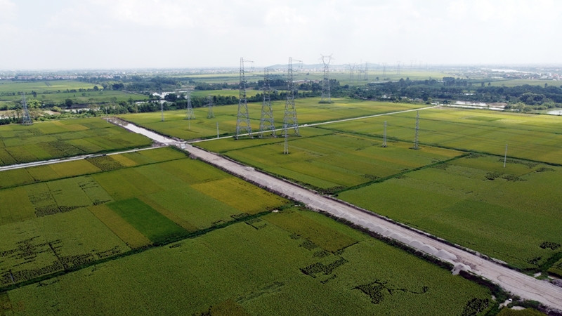 Cát được trải dài trên một đoạn đường của dự án TL.287 qua xã Lạc Vệ.