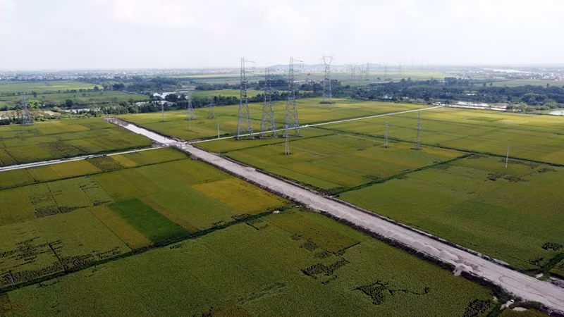 Cát được trải dài trên một đoạn đường của dự án TL.287 qua xã Lạc Vệ.