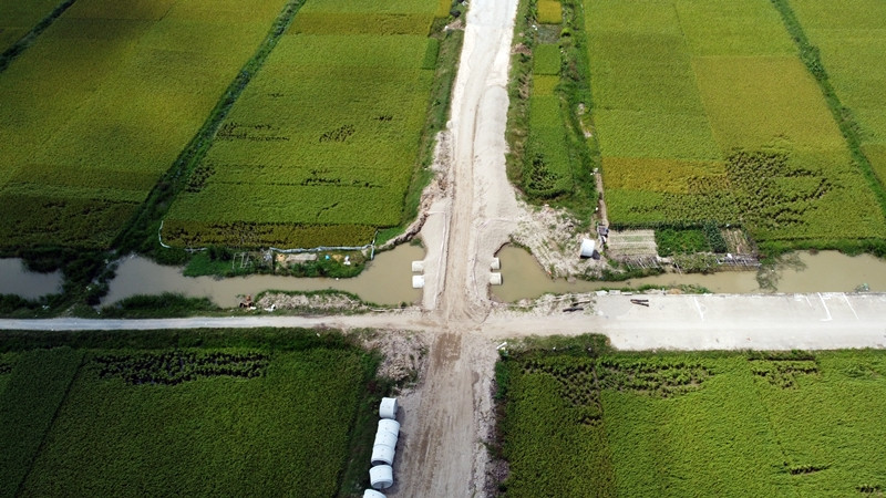 Ghi nhận của PV Báo Tri thức và Cuộc sống ngày 5/10/2022, nhiều hạng mục của dự án chạy qua xã Lạc Vệ (huyện Tiên Du) vẫn đang được triển khai thi công.