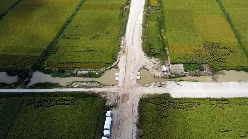 Ghi nhận của PV Báo Tri thức và Cuộc sống ngày 5/10/2022, nhiều hạng mục của dự án chạy qua xã Lạc Vệ (huyện Tiên Du) vẫn đang được triển khai thi công.