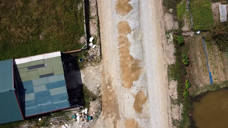 Đường ở một số vị trí khác đang được đơn vị thi công chuẩn bị trải thảm nhựa.