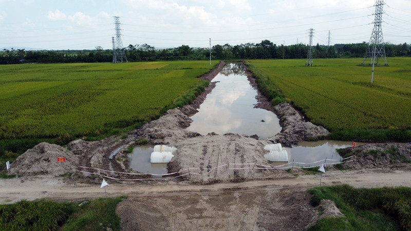 Tại một số vị trí khác, ống cống mới chỉ được lắp đặt và phủ cát lên trên bề mặt.