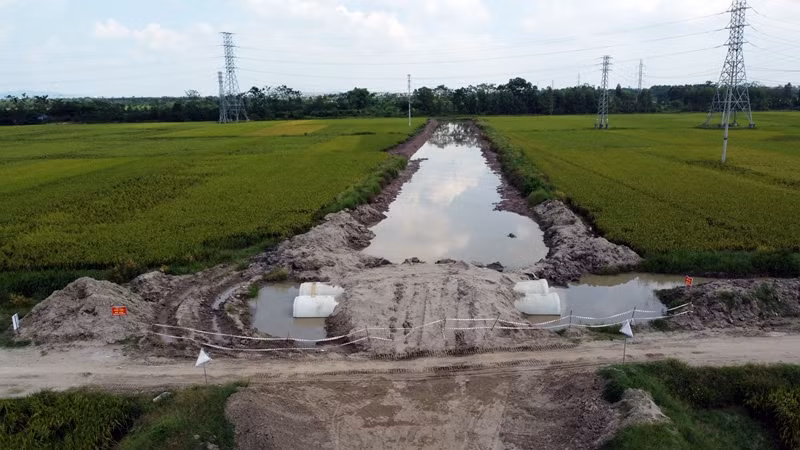 Tại một số vị trí khác, ống cống mới chỉ được lắp đặt và phủ cát lên trên bề mặt.