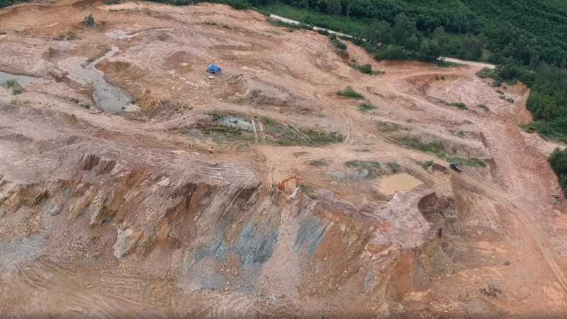 Tuy nhiên, các thông tin phản ánh cho rằng, quá trình khai thác đất tại mỏ thôn Lệ Thuỷ của Công ty 706 lại được cấp không qua đấu thầu?