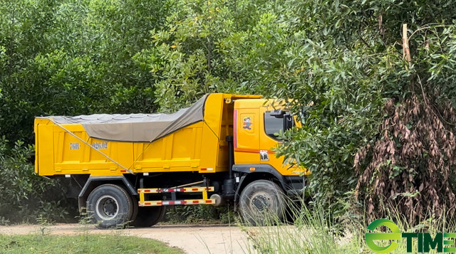 Xe chở đất từ mỏ cấp cho Công ty 706.