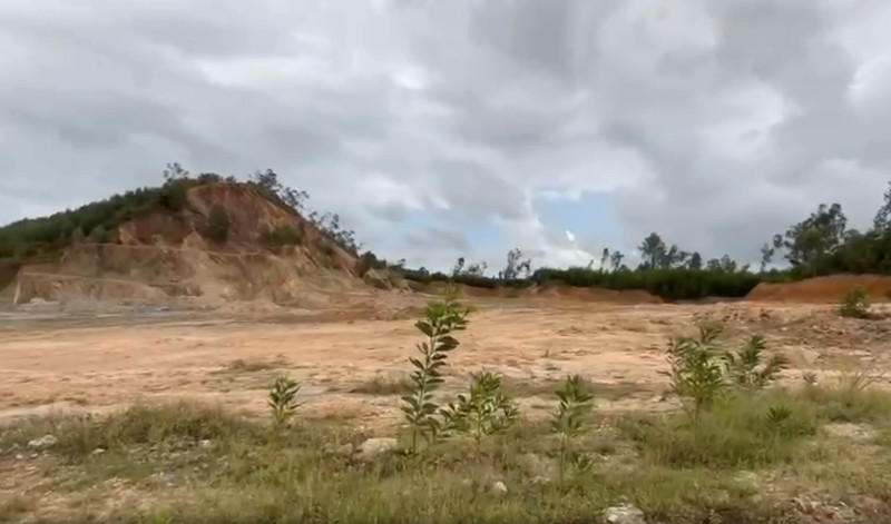 Trong quá trình khai thác, phải thực hiện đúng và đầy đủ các phương pháp, quy trình kỹ thuật, bảo đảm an toàn kỹ thuật, an toàn công trình mỏ; phải có các biện pháp phòng, chống các sự cố, bảo đảm an toàn lao động và các quy định khác có liên quan về an toàn trong khai thác mỏ…