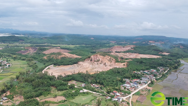 Theo đó tổng sản lượng đất mà Công ty 706, được phép khai thác tại mỏ là 348.059m3. Cụ thể từ năm đầu tiên, đến năm thứ 3 là 95.000m3/năm; riêng năm thứ 4 thì số lượng (được phép khai thác) ít hơn, khoảng 63.000m3.