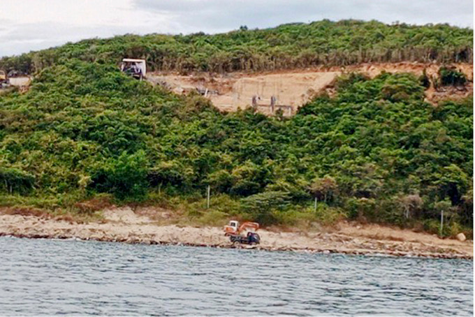 Trong tổng số diện tích được giao, UBND tỉnh Khánh Hòa giao đất rừng phòng hộ diện tích 13,58 ha; có chênh lệch khoảng 0,66 ha so với diện tích 14,24 ha quy hoạch rừng phòng hộ. Việc quy hoạch đất rừng phòng hộ nói trên đã được UBND tỉnh Khánh Hòa phê duyệt vào tháng 5/2019. (Ảnh: Báo Khánh Hòa).