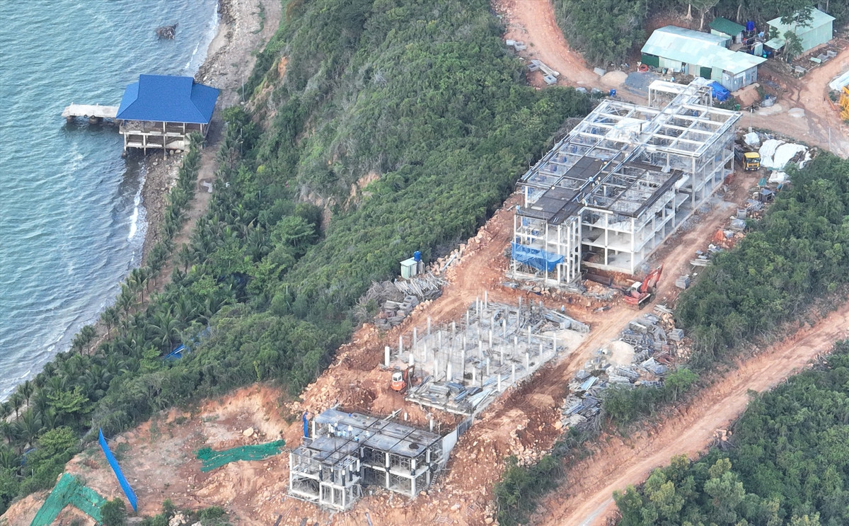 Sau khi có phát hiện của đoàn kiểm tra, Công ty Trí Nguyên đã yêu cầu đơn vị thi công thực hiện biện pháp hạn chế đất đá trôi xuống bằng cách dùng xe đào múc di chuyển các tảng đá lớn gom về khu vực bãi tập kết, tận dụng tạo cảnh quan hoặc kè chắn những khu vực có nguy cơ sạt lở. (Ảnh TMN/Lao Động).