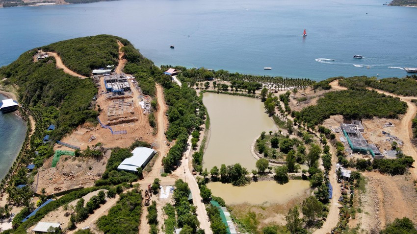 Trong quá trình thi công dự án, Công ty phải có giải pháp phù hợp, thực hiện rào chắn đảm bảo an toàn cho khu vực dưới thấp, có giải pháp hạn chế việc xói mòn, trôi đất khi có mưa và nước mưa chảy xuống biển. (Ảnh: Pháp luật TP.HCM).