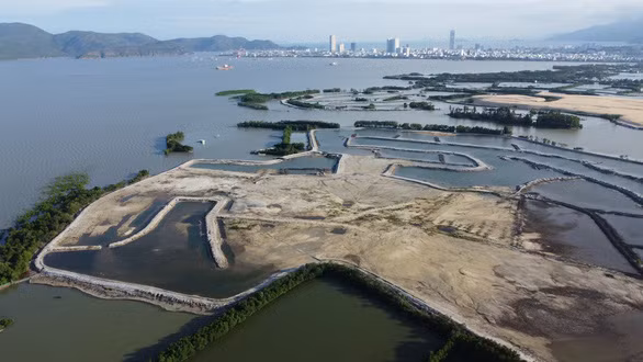 Sau nhiều năm triển khai xây dựng dự án Đầm Thị Nại chỉ là bãi đất trống. (Ảnh: Tuổi Trẻ).