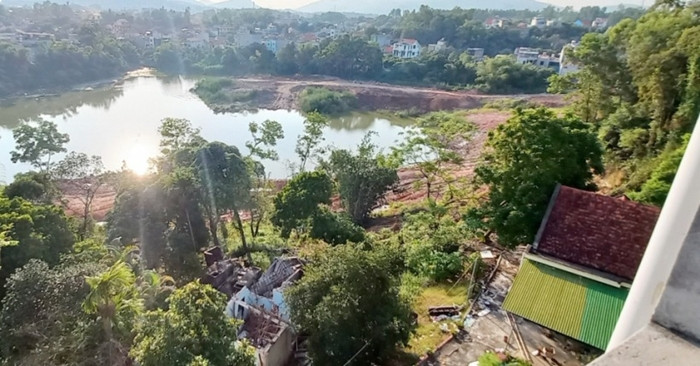 Theo thông tin trên báo Quảng Ninh, gần 2 tháng nay, do nhà cửa bị sụt lún, sạt lở, cuộc sống của nhiều hộ dân đồi Tên Lửa (tổ 6, khu 3, phường Giếng Đáy, TP Hạ Long), khu vực nằm gần mỏ khai thác sét của Công ty CP Gốm xây dựng Giếng Đáy bị ảnh hưởng nghiêm trọng. (Ảnh: Báo Quảng Ninh).