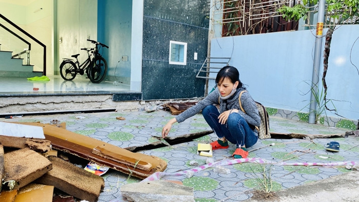 Nhiều ngôi nhà xung quanh mỏ đất sét bị đổ sập, trượt nghiêng. (Ảnh: Báo Quảng Ninh).