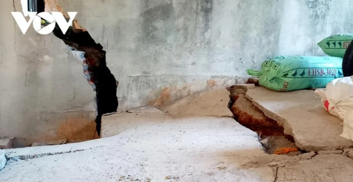 Những căn nhà bị sụt lún, nứt tường nghiêm trọng, kết cấu công trình bị phá vỡ. (Ảnh: VOV).
