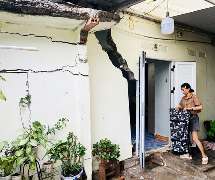 Trao đổi với báo chí, ông Nguyễn Hữu Nhã - Phó Chủ tịch UBND TP Hạ Long, cho biết sau khi đơn vị tư vấn có đánh giá nguyên nhân gây sạt lở do quá trình khai thác đất sét thì trách nhiệm sẽ thuộc về doanh nghiệp quản lý mỏ đất này. (Ảnh: Báo Quảng Ninh).