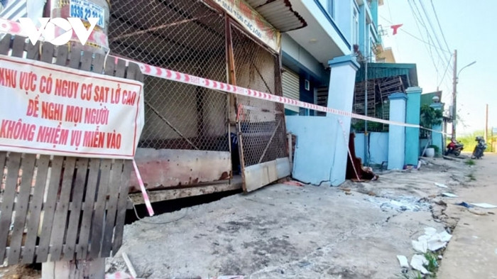 Sau khi kiểm tra thực địa, UBND TP Hạ Long đã giao UBND phường Giếng Đáy chủ trì và các đơn vị liên quan phối hợp với Công ty CP Gốm xây dựng Giếng Đáy rà soát, xác định phạm vi ảnh hưởng; di dời người và tài sản trong khu vực bị ảnh hưởng; triển khai các biện pháp đảm bảo an toàn, an sinh xã hội cho các hộ dân như hỗ trợ tìm địa điểm cư trú, hỗ trợ vận chuyển, hỗ trợ tiền thuê nhà; căng dây bảo vệ phạm vi ảnh hưởng, cử người tuần tra, cắm biển cảnh báo không để người dân vào khu vực nguy hiểm. (Ảnh: VOV).