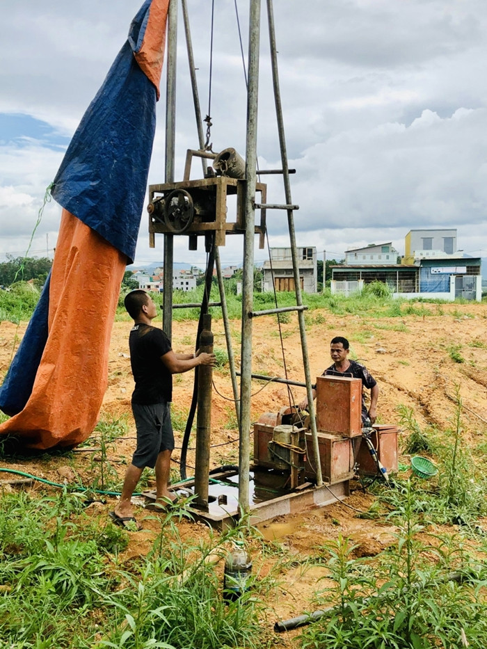 Về phía Công ty CP Gốm xây dựng Giếng Đáy, ngày 26/8/2022, sau khi có phương án hỗ trợ di chuyển và thuê nhà ở tạm, Công ty đã chuyển gần 460 triệu đồng cho UBND phường Giếng Đáy để chi trả tiền thuê nhà và hỗ trợ di chuyển cho các hộ dân trong phạm vi ảnh hưởng đến nơi ở an toàn. Đồng thời, ký hợp đồng với Viện Địa kỹ thuật và Công trình, đơn vị tư vấn độc lập, có chức năng kiểm định để đánh giá mức độ sạt lở, nguyên nhân gây sạt lở. (Ảnh: Báo Quảng Ninh).