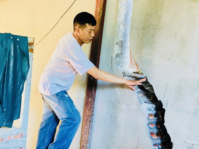 Ngày 25/8/2022, UBND TP Hạ Long đã tổ chức kiểm tra thực địa lần thứ 2 và nghe báo cáo vụ việc sạt lở đất tại khu vực đồi Tên Lửa và thống nhất phương án xử lý, khắc phục, đảm bảo an toàn tại khu vực. (Ảnh: Báo Quảng Ninh).