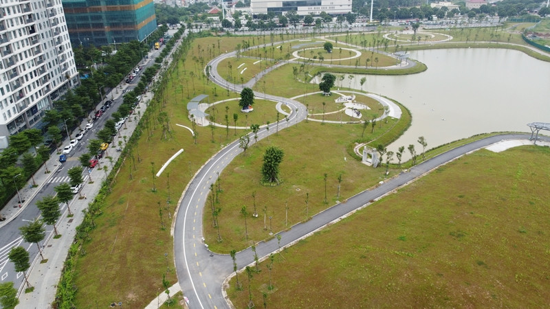 Công viên Mễ Trì nằm tiếp giáp với 3 đường lớn tại quận Nam Từ Liêm là đường Châu Văn Liêm, Lê Quang Đạo và Đại lộ Thăng Long.