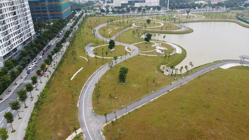 Công viên Mễ Trì nằm tiếp giáp với 3 đường lớn tại quận Nam Từ Liêm là đường Châu Văn Liêm, Lê Quang Đạo và Đại lộ Thăng Long.