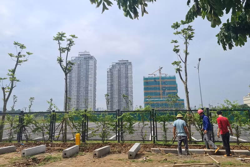 Công nhân khẩn trương làm việc, hoàn thiện các hạng mục công trình.