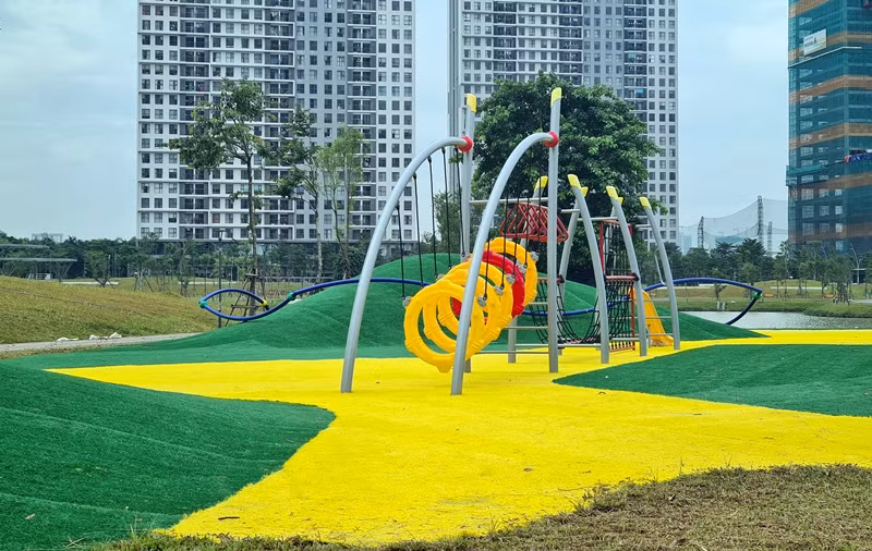 Khu vui chơi trẻ em rộng khoảng 2.750m2, đã được lắp đặt nhiều trò chơi giải trí phù hợp.