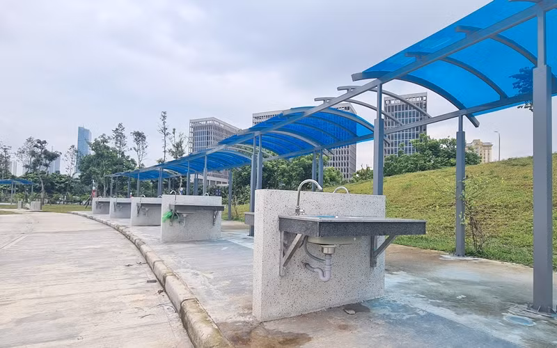 Trong công viên Mễ Trì còn được lắp đặt hệ thống vòi nước rửa tay và bãi xe lớn.