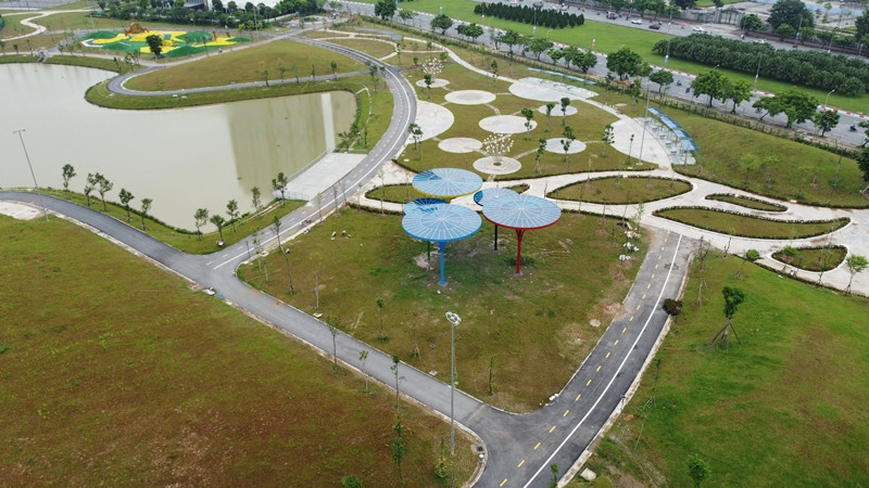 Đây là công viên mở, bao gồm hệ thống cảnh quan xanh, hồ điều hoà 2,5ha, cùng loạt tiện ích ngoài trời như đường chạy bộ, lối đi dạo, vườn cây xanh, khu vui chơi cho trẻ em,…