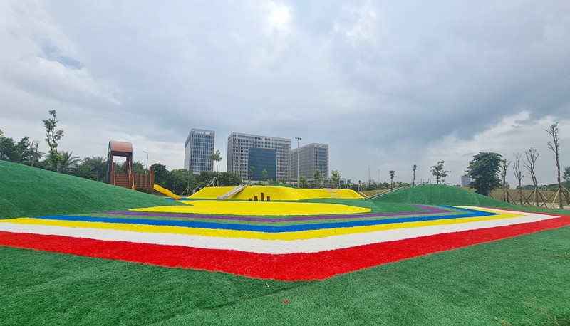 Đường trượt, đồi leo núi nhân tạo, sân chơi tự do... tại khu vui chơi dành cho trẻ em lắp đặt gần như đã xong.