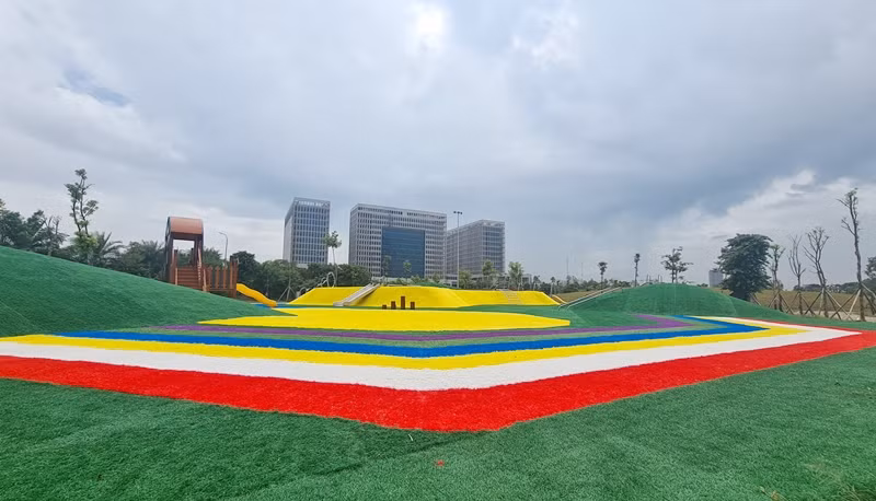 Đường trượt, đồi leo núi nhân tạo, sân chơi tự do... tại khu vui chơi dành cho trẻ em lắp đặt gần như đã xong.