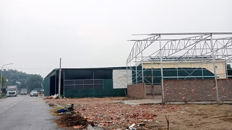 Theo quan sát, hiện tại, toàn bộ phần tường bao cao khoảng 2m và dàn khung sắt của công trình đã xây dựng xong, chỉ chờ lợp mái tôn.